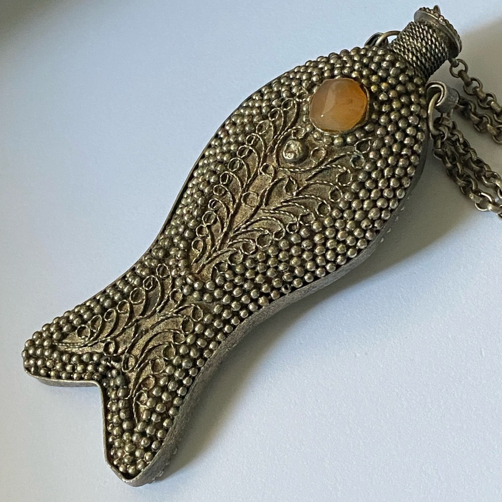 Vintage Metal Tibetan Filigree Perfume/Snuff Bottle Vial Fish Pendant Necklace - Picture 4 of 15